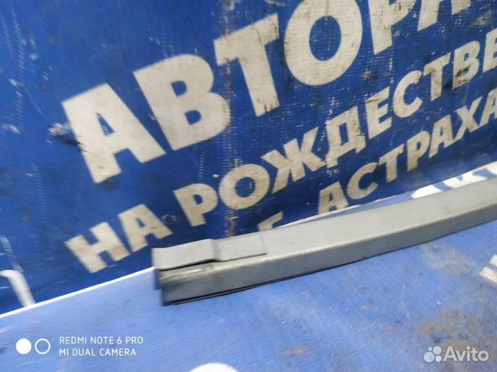 Направляющая стекла двери Ваз Лада Приора седан