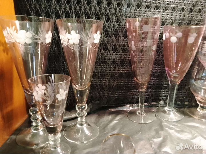 Розовое стекло