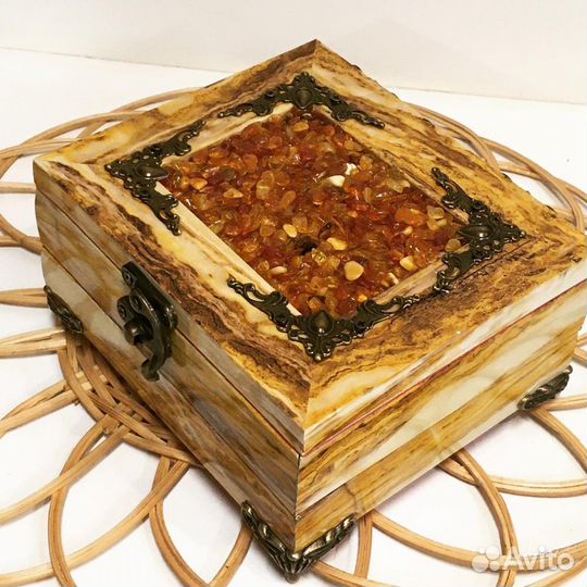 Шкатулки, инкрустированные янтарём