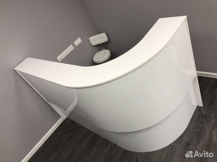 Ресепшен двухуровневый. Стильный,модный, молодежны