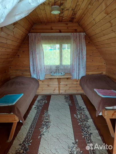 Домики на берегу реки