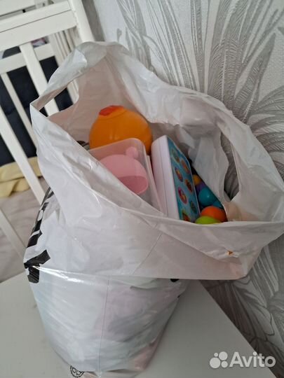 Одежда и игрушки для ребенка пакетом