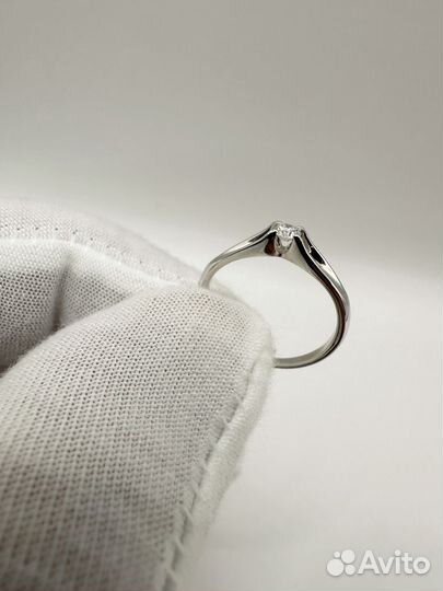 Золотое кольцо с бриллиантом