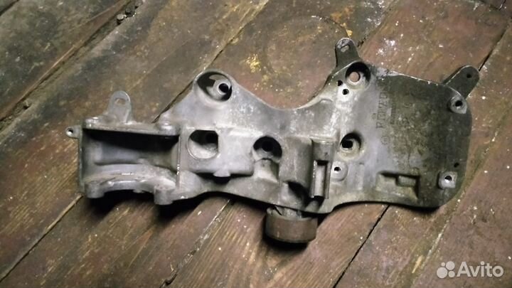 Кронштейн генератора Renault Logan