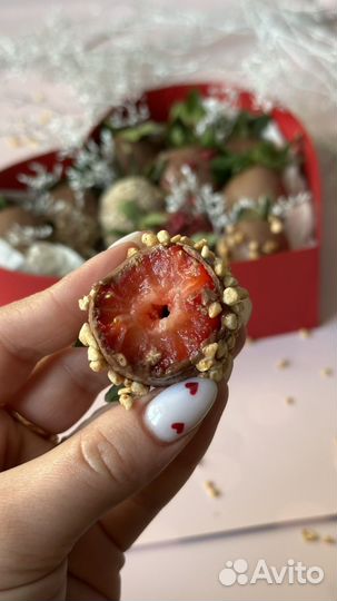 Клубника в шоколаде с цветами