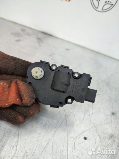 Моторчик заслонок печки Audi A4 B8 универсал 2 Л