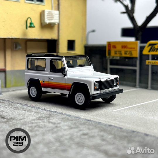 Land Rover Defender 90 от Mini GT 1/64