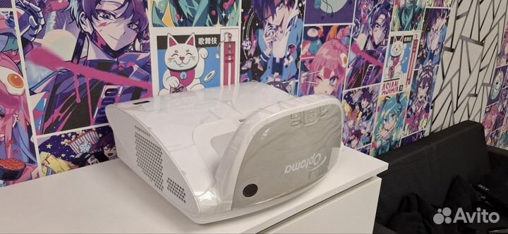 Ультра короткофокусный проектор optoma