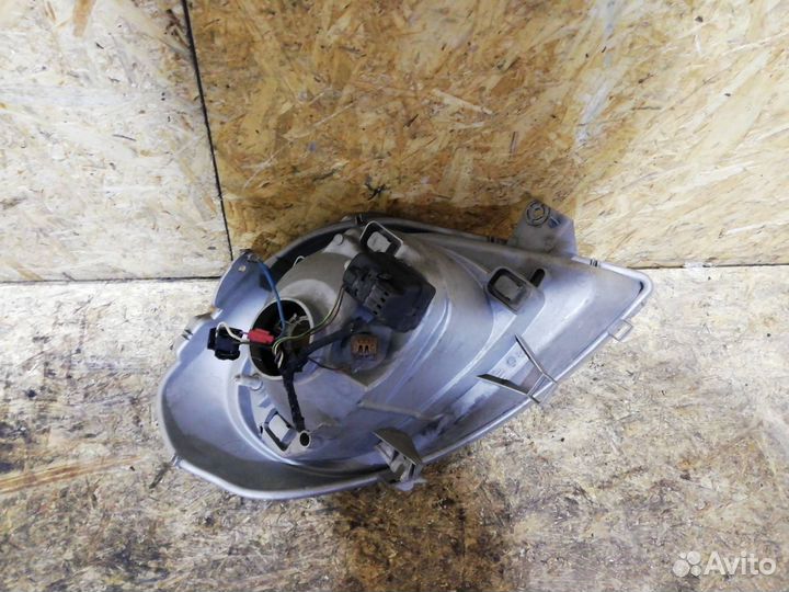 Фара левая Renault Trafic 2 2004 7700311371