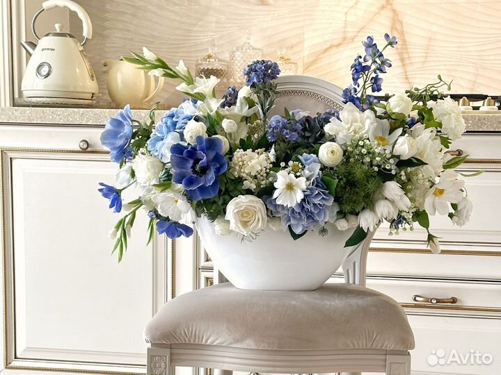 Букет из искусственных цветов в вазе