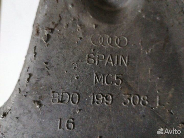 Кронштейн опора правый Audi A4 A6 Passat