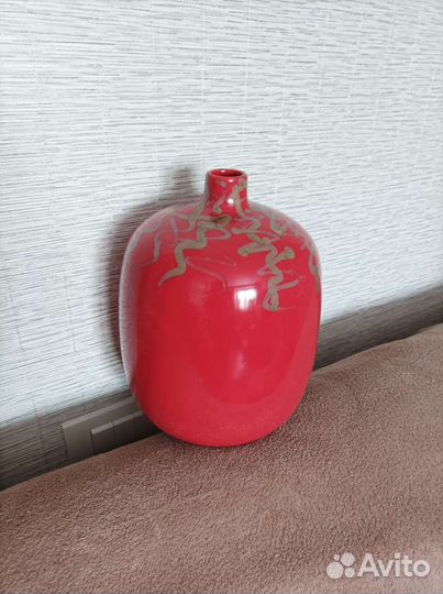 Декоративная красная ваза