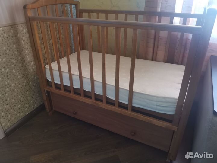 Детская кроватка с маятником + матрац