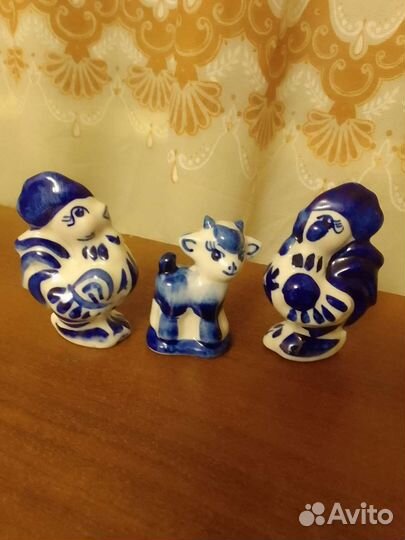 Сахарница и фигурки гжель