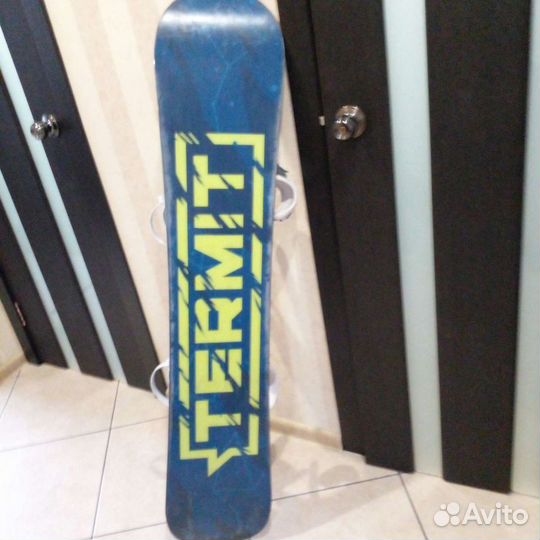 Сноуборд (без крепления). Шлем горнолыжный