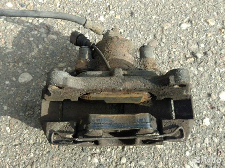 Суппорт передний правый Volkswagen Passat B6 1.9