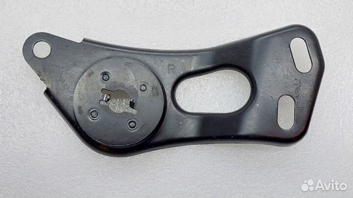 Кронштейн подрамника передний правый Kia K5 DL3