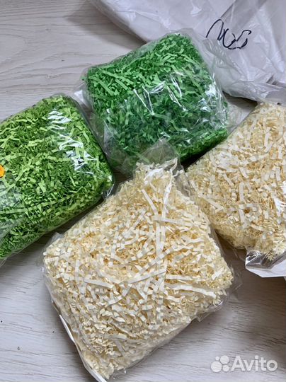 Упаковочные подарочные коробки с мишурой