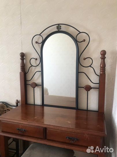 Столик туалетный