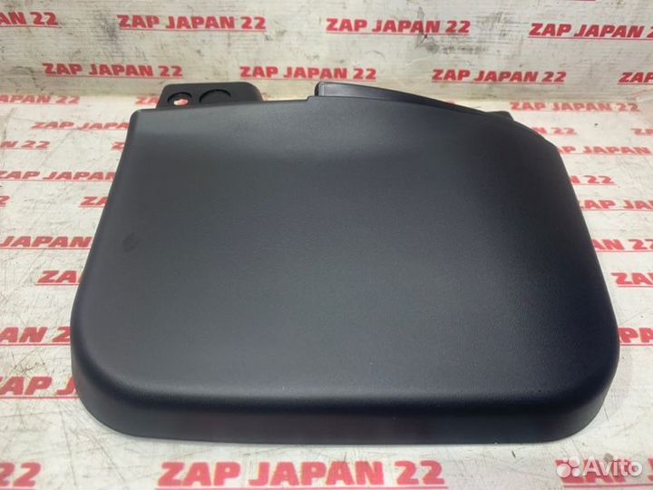 Брызговик передний правый Mitsubishi Pajero Sport