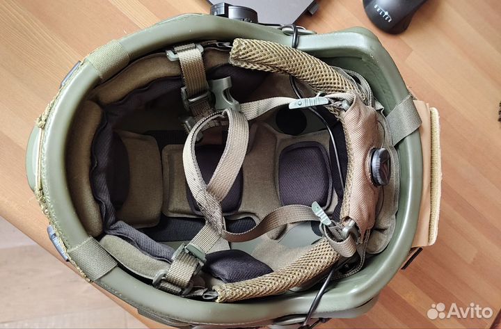 Тактический шлем с наушниками