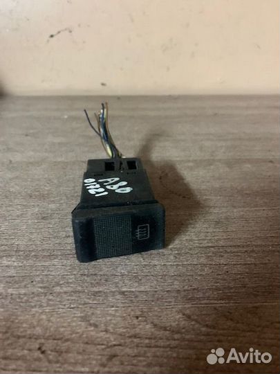 Кнопка обогрева стекла Audi 80; A100 C4