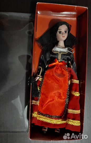 Фарфоровые куклы в костюмах народов мира