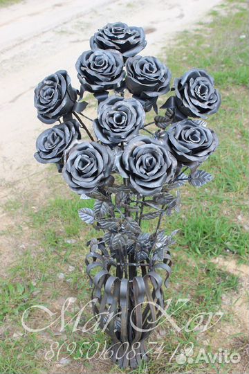 Ваза с кованными розами