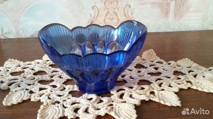 Ваза из синего стекла