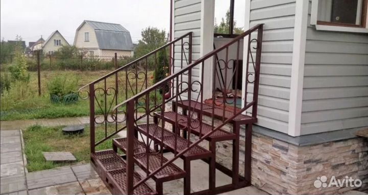 Лестница на металлокаркасе на второй этаж