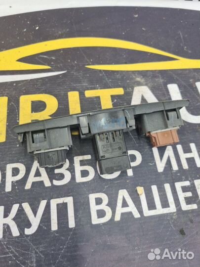 Кнопка аварийной сигнализации Renault Symbol 1 1.4