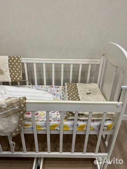 Детская кроватка с маятником