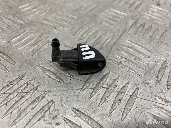 Б/У форсунка омывателя передний правый Toyota Town