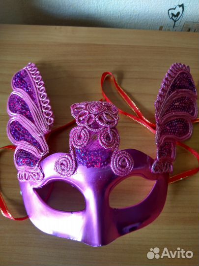 Маска, парик, корона, шляпа пирата