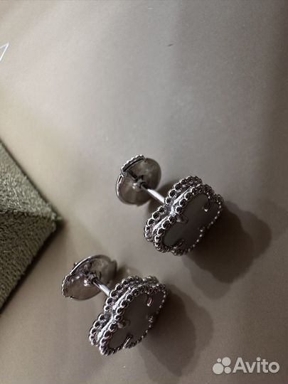 Серьги пусеты van cleef белое золото перламутром
