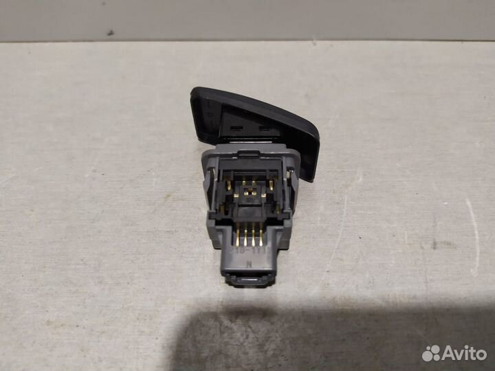 Кнопка аварийной сигнализации Toyota Corolla 2011