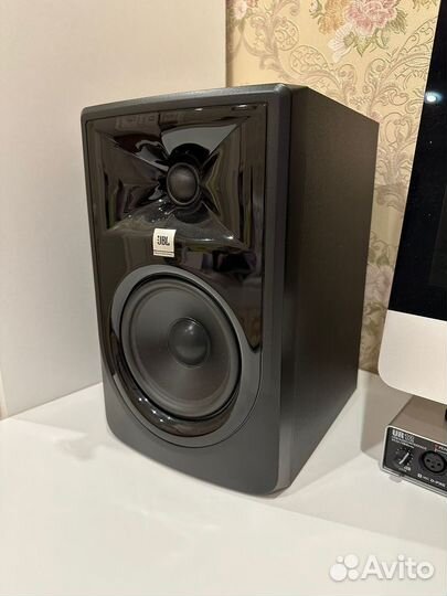 Студийные мониторы JBL 305p mkii