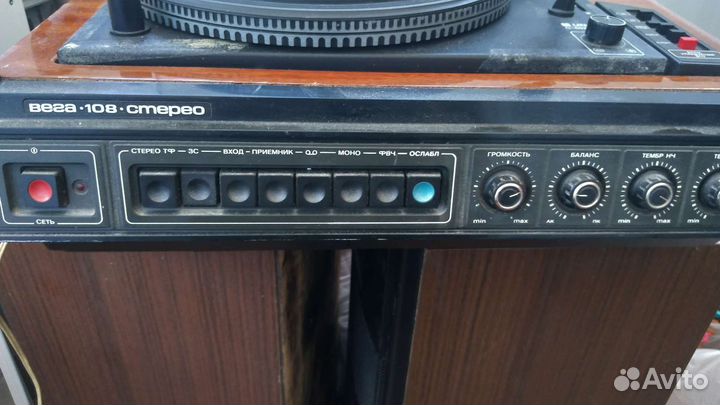 Проигрыватель виниловых пластинок с колонками