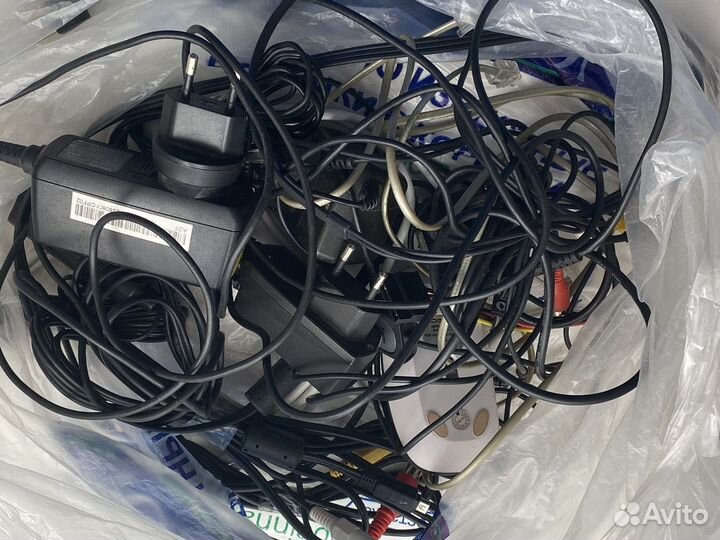 Пакет проводов, зарядные, наушники