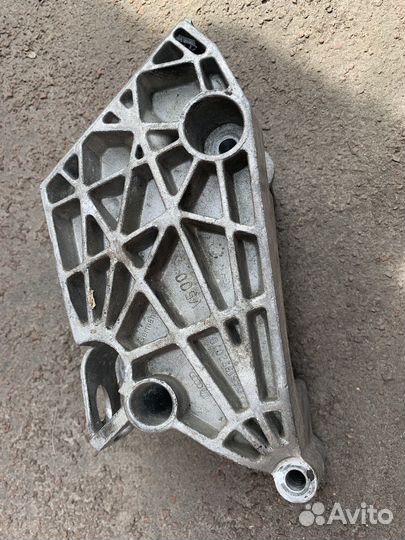 Кронштейн двигателя