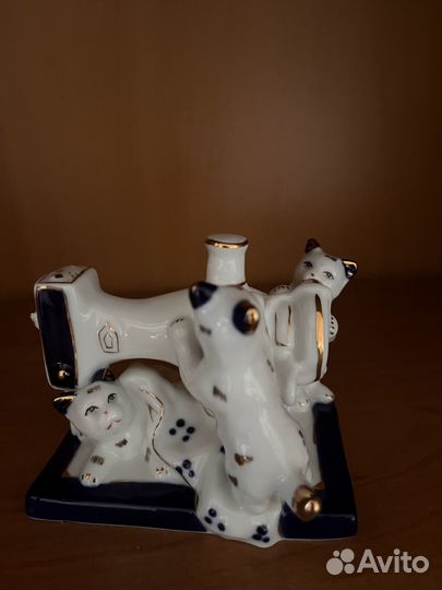 Статуэтка фарфоровая кошечки