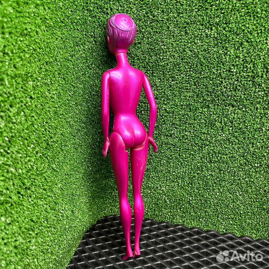 Кукла Барби меняет цвет в воде