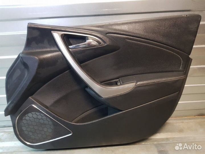 Обшивка двери передней правой Opel Astra J