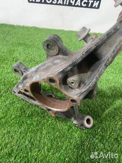 Кулак передний правый Ford Explorer 6 поколение