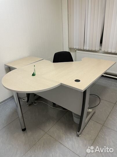 Стол офисный угловой с тумбой