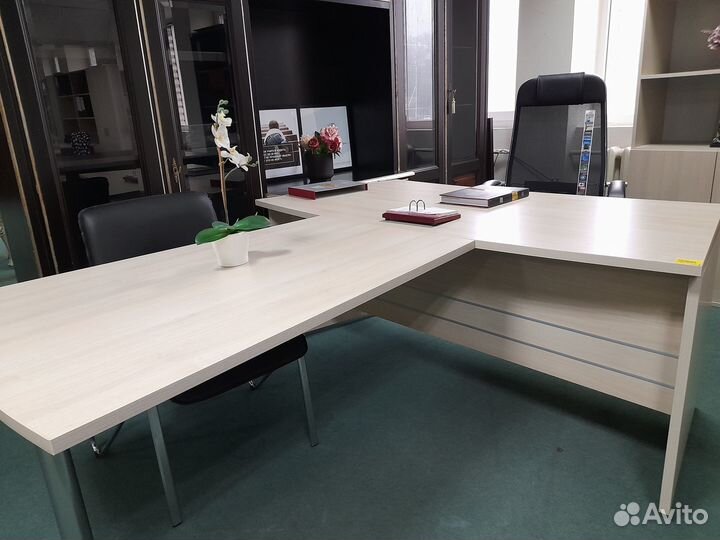 Стол руководителя + Брифинг приставка