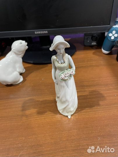 Статуэтка «Девушка с цветами»