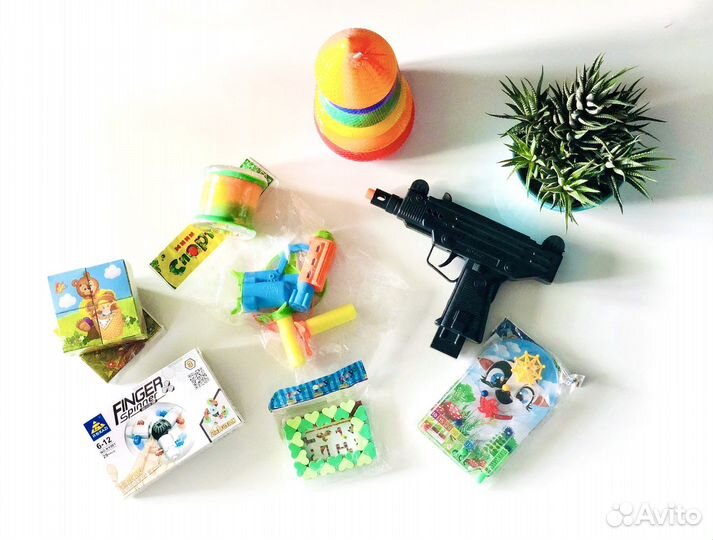Детские игрушки пистолет спиннер пирамидка кубики