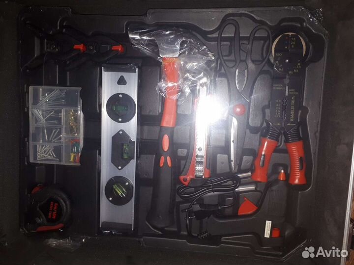 Набор инструментов в чемодане