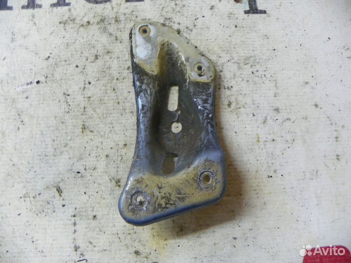 Кронштейн крепления крыла Skoda Octavia